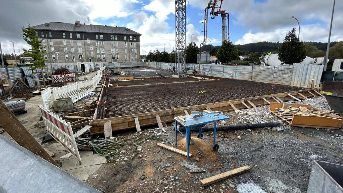 Obras de construcción del nuevo edificio de promoción autonómica en el barrio de O Castiñeiriño, en Santiago