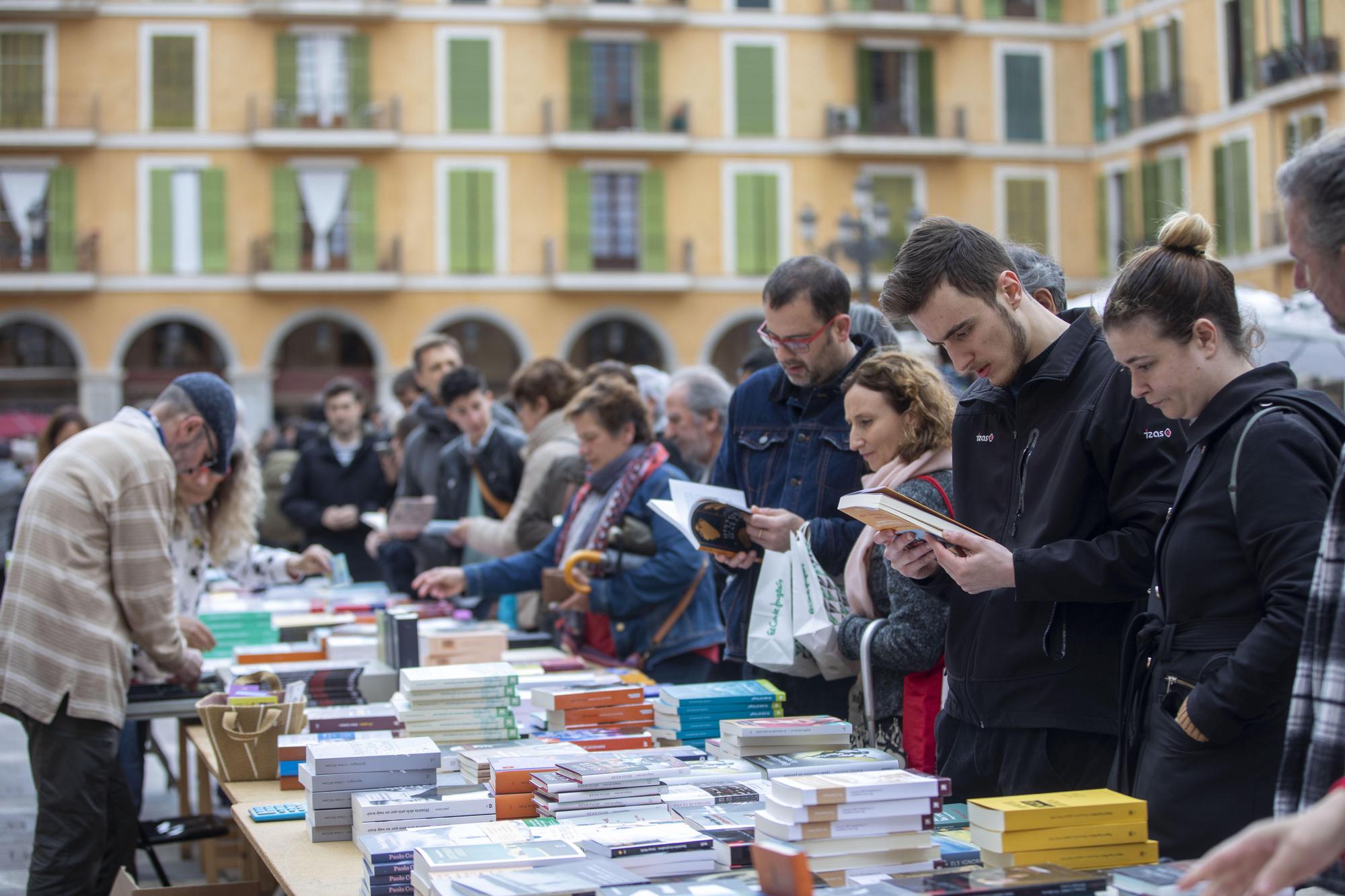 Sant Jordi en Palma revive tras la lluvia