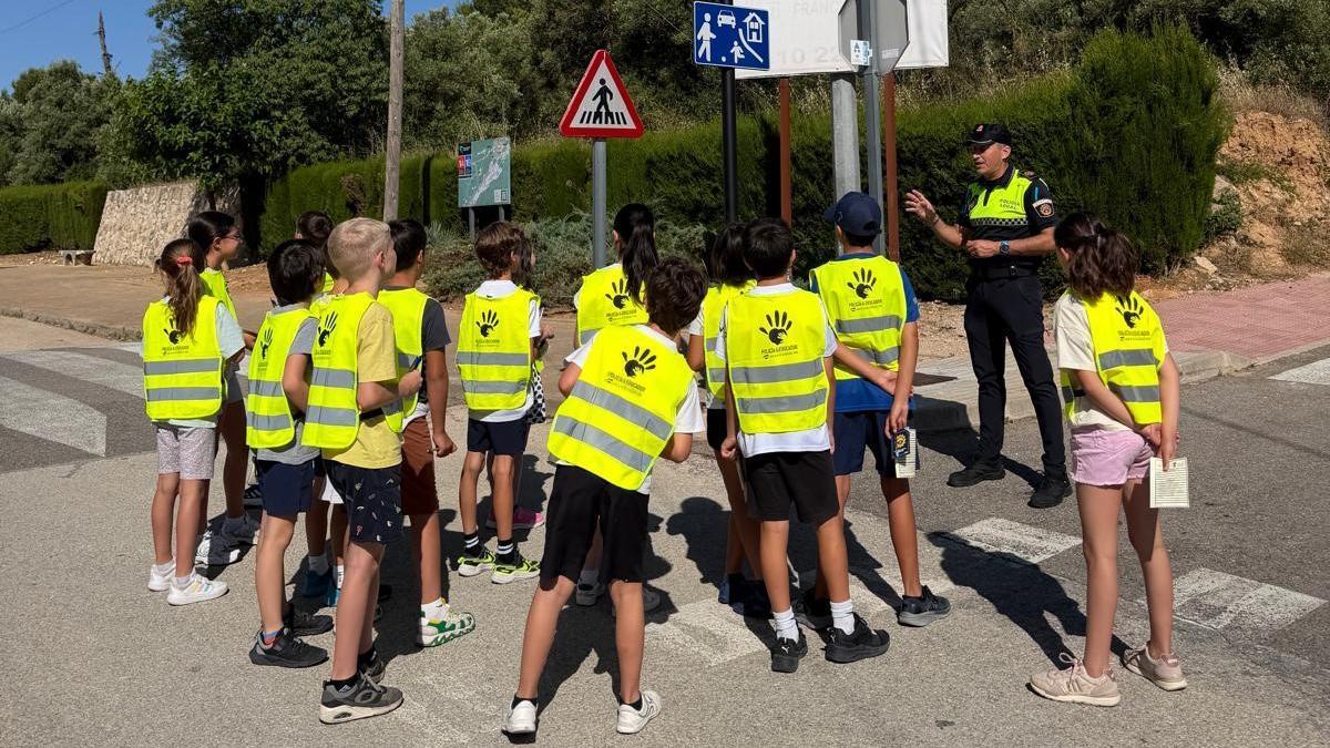 Escolars i Policia Local de Bocairent en una de les sessions pràctiques de les jornades d’educació viària