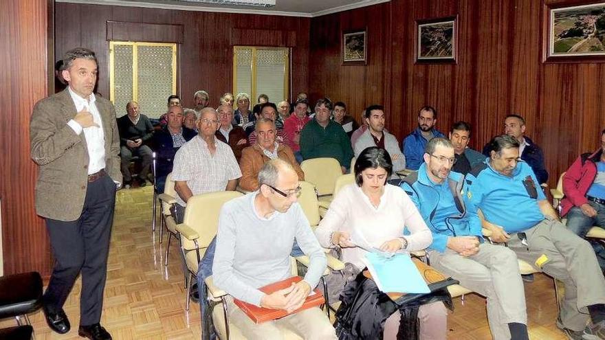 Alcaldes ribereños del Eria con el Comisario de Aguas de la CHD en la reunión celebrada en Castrocalbón.