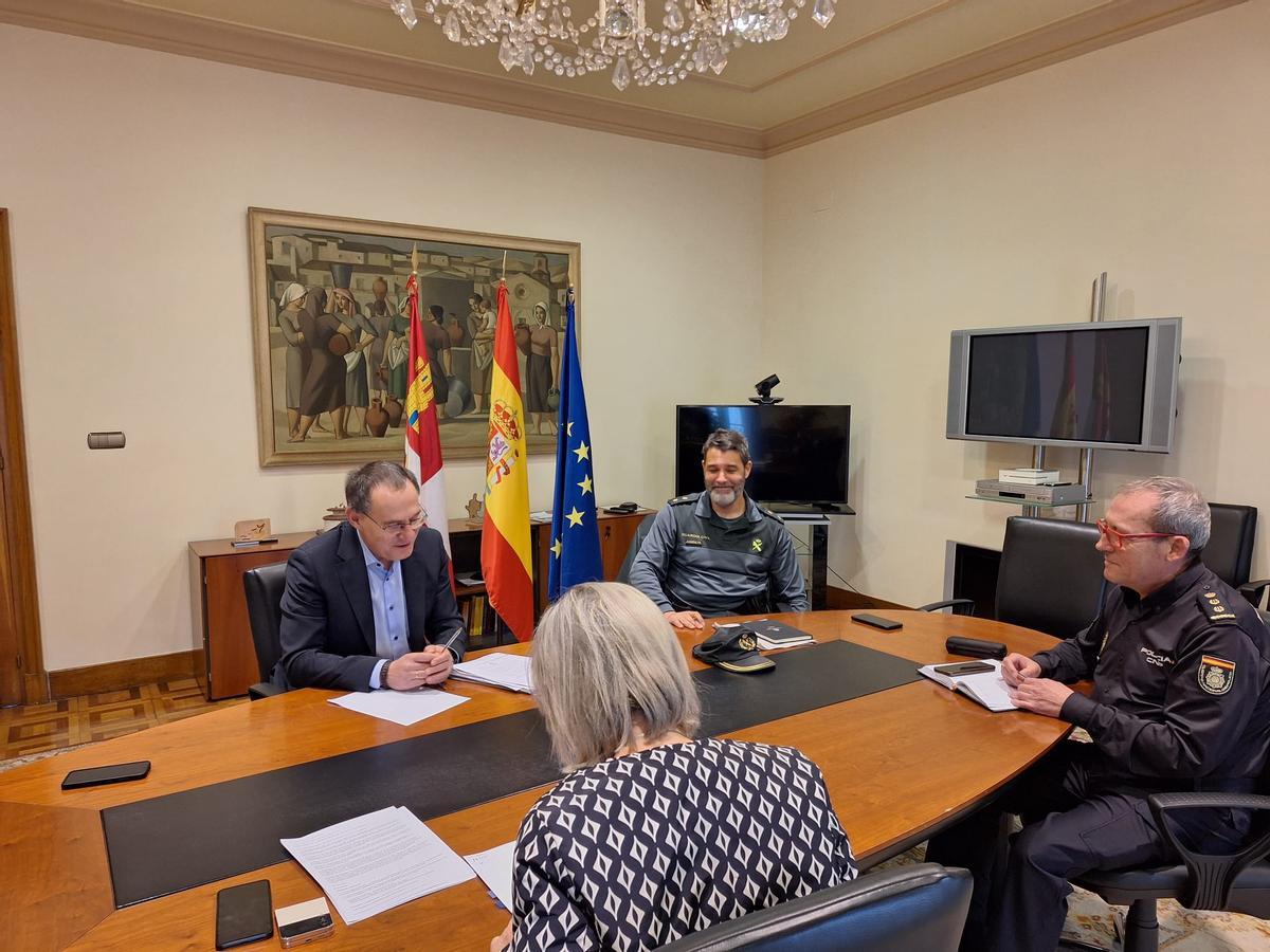 El teniente coronel de la Guardia Civil, David Pulido, y el comisario de Zamora, Guillermo Vara, con el subdelegado del Gobierno en Zamora, Ángel Blanco.