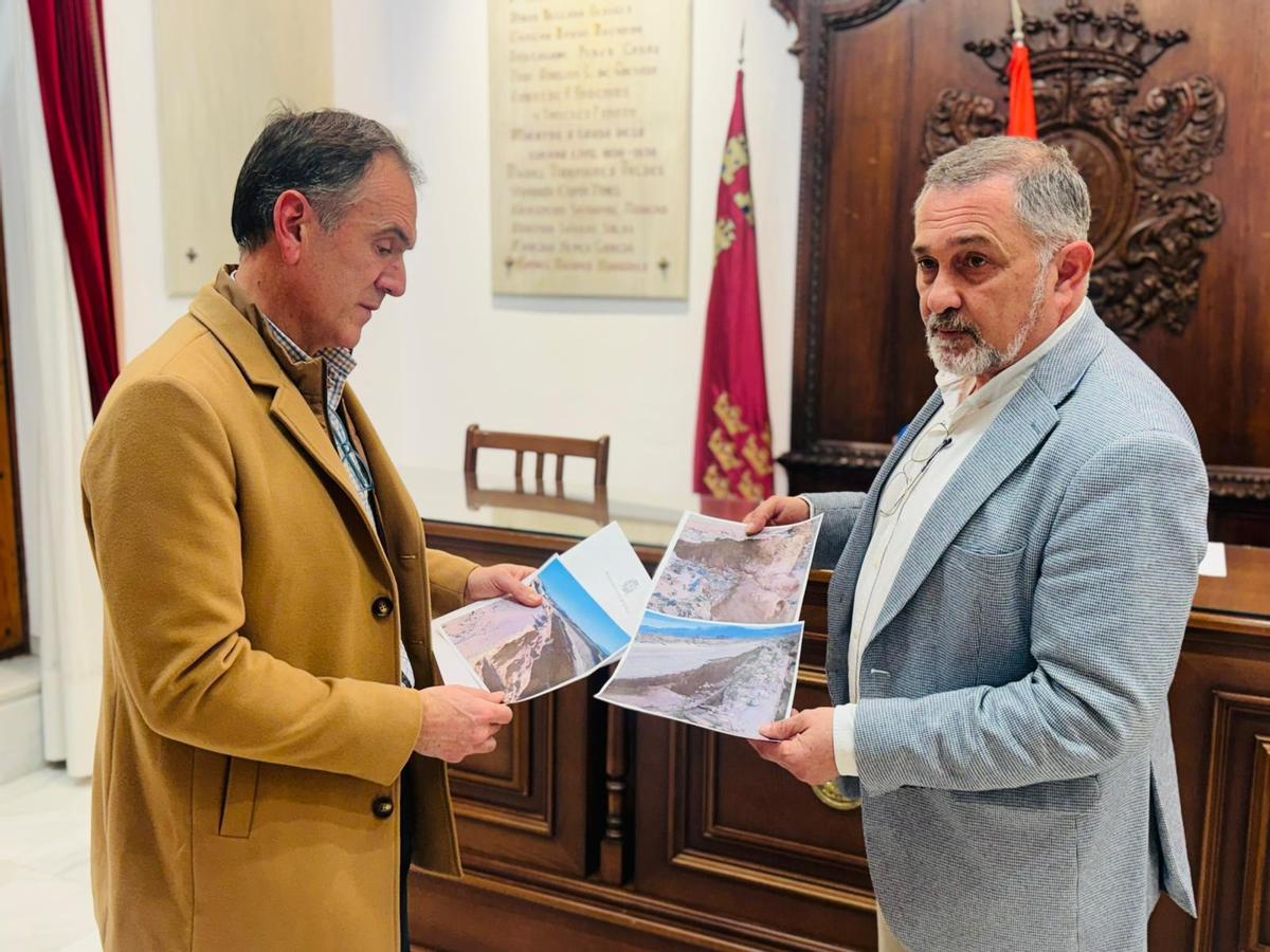 Ángel Meca (i.) daba cuenta de las reparaciones que se ejecutarán.