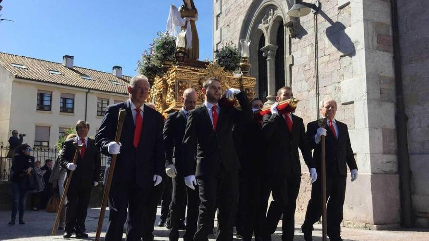 Devotos portando ayer la imagen de la Magdalena a la salida de la basílica de Llanes.