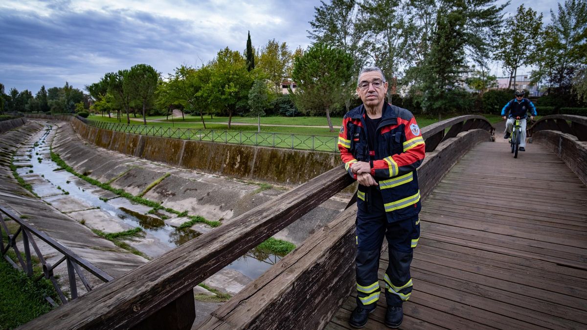 El bombero José Antonio Jiménez, 'Epi', en el puente del parque del arroyo Rivillas, una de las zonas más afectadas por la riada.