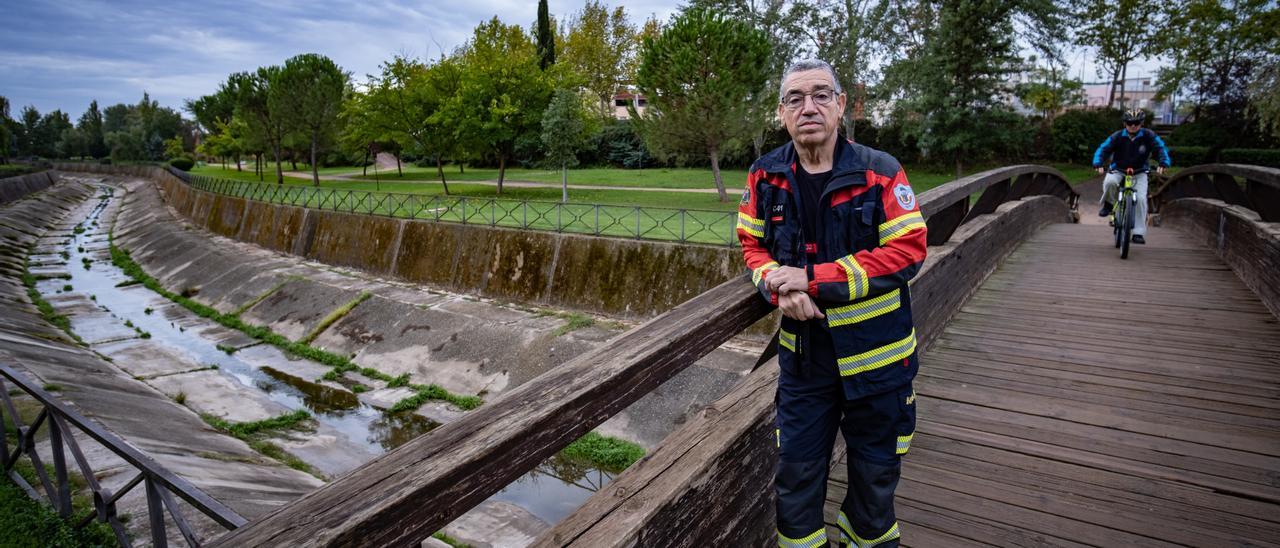 El bombero José Antonio Jiménez, &#039;Epi&#039;, en el puente del parque del arroyo Rivillas, una de las zonas más afectadas por la riada.