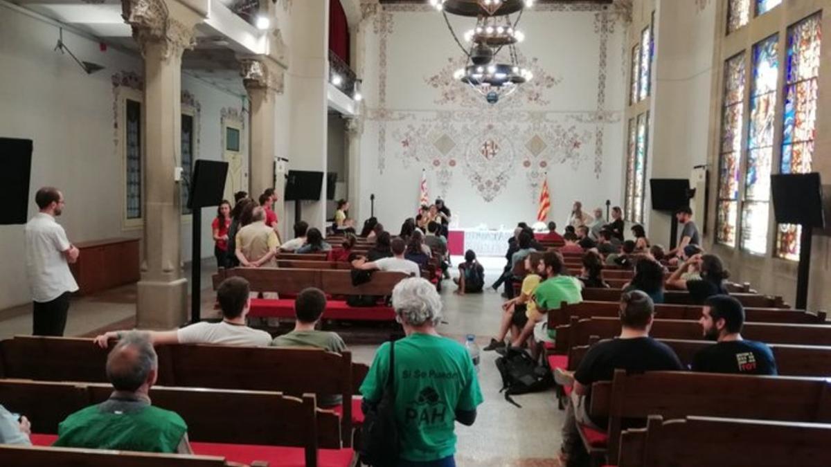 Activistas, en la sede del distrito de Sants-Montjuïc