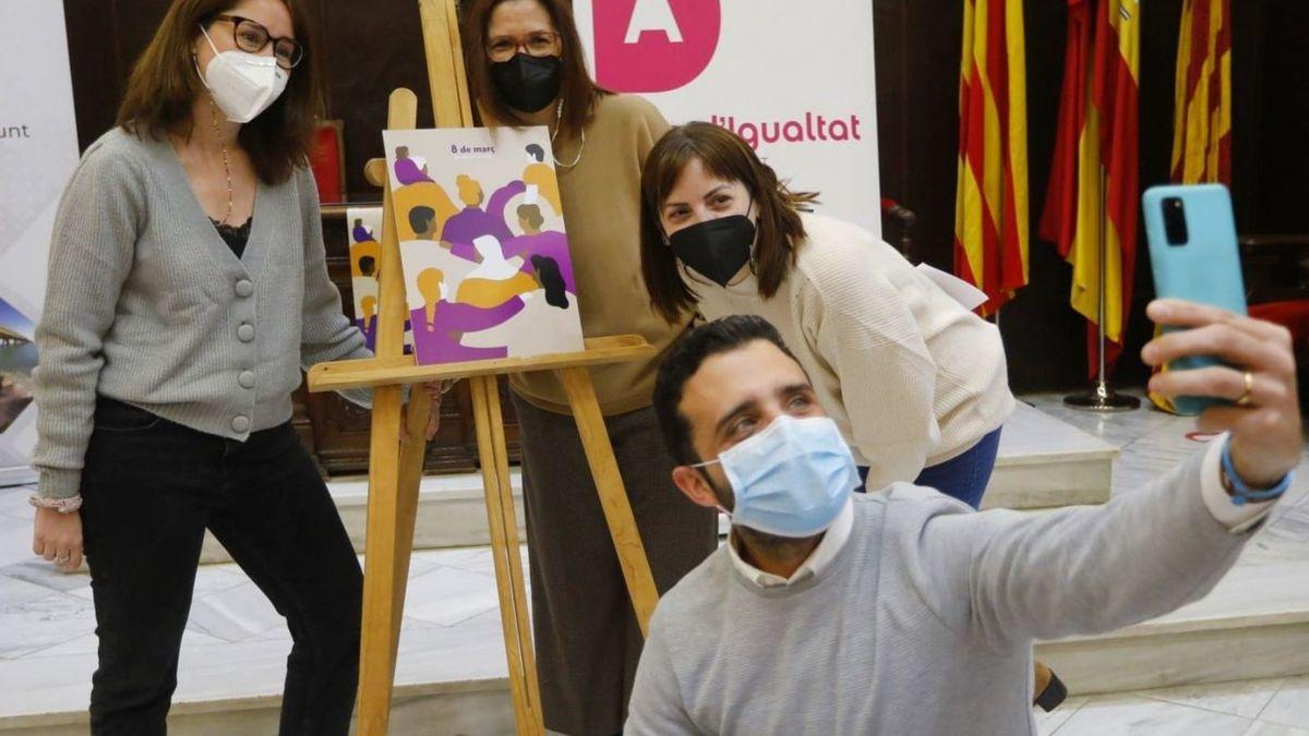 El alcalde y las técnicas de Igualdad durante la presentación de la programación.