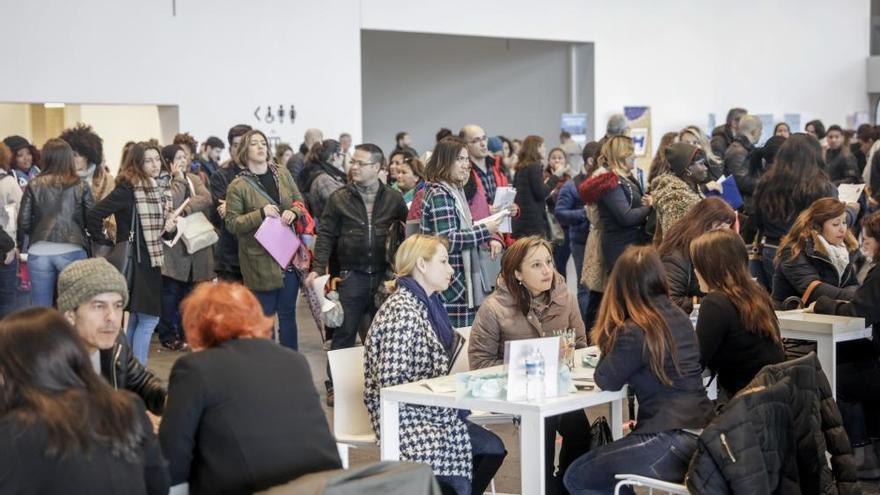 El Palacio de Congresos, abarrotado en busca de trabajo