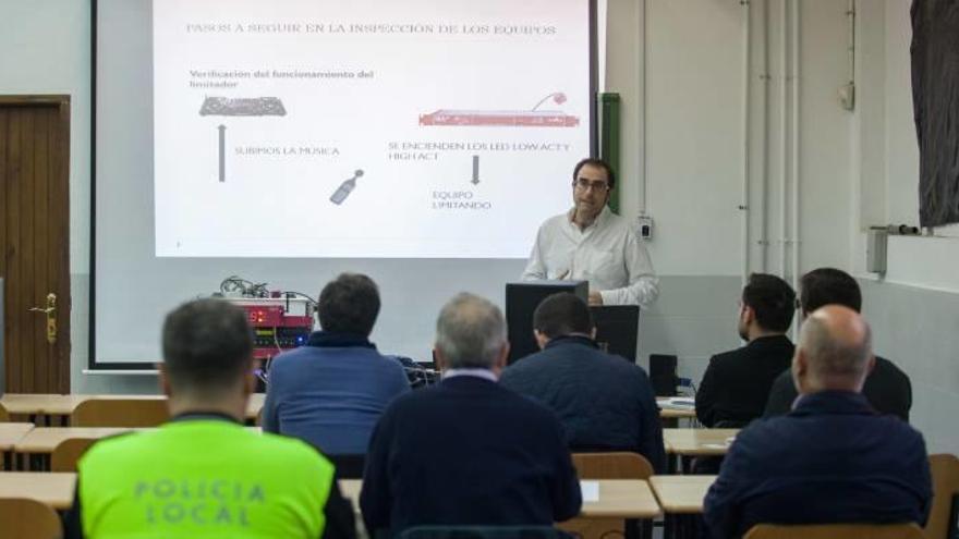 Técnicos de Aperturas y agentes de la Policía Local recibieron ayer la última clase del taller en el que se les forma sobre mediciones de ruido.