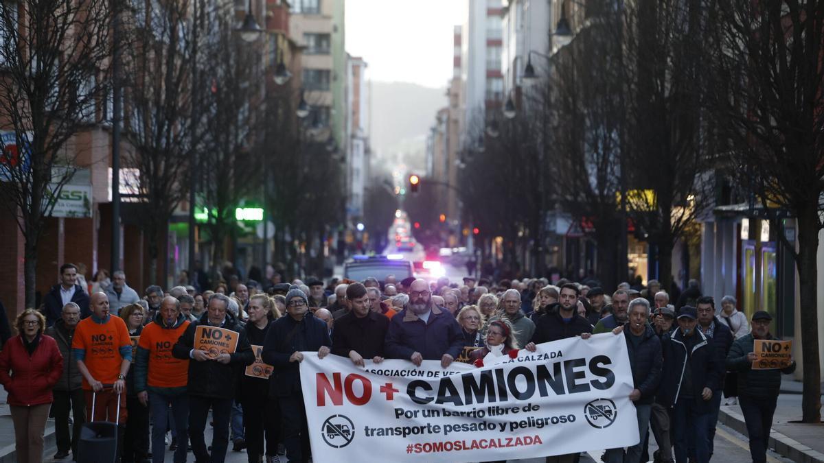 Los vecinos de La Calzada, en Gijón, en una nueva manifestación en contra del paso del tráfico pesado por su barrio: en imágenes