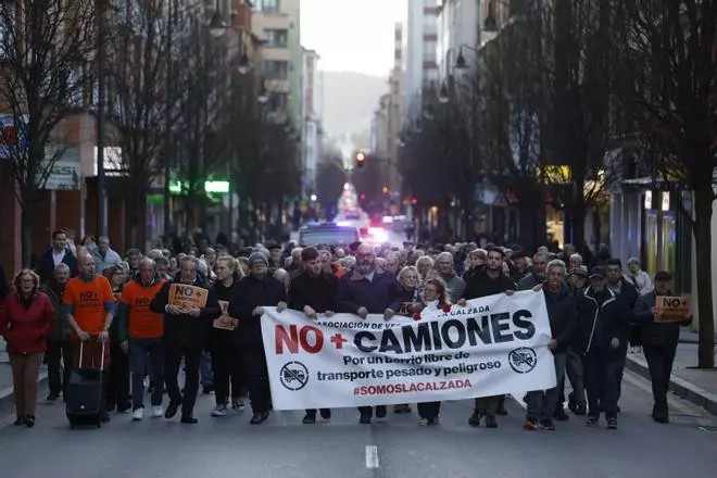 Los vecinos de La Calzada, en Gijón, en una nueva manifestación en contra del paso del tráfico pesado por su barrio: en imágenes