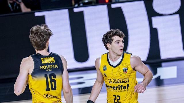 Rafa Rodríguez choca la mano con Dylan Bordón. |