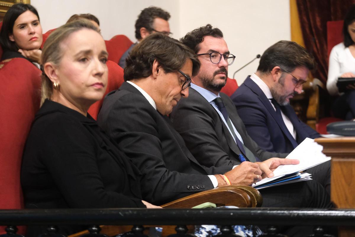 El alcalde toma notas en el debate del pasado año en la bancada del PP junto a Lastra, Navarro y Guilabert