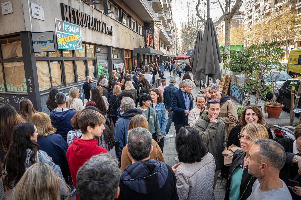 Colas en el Teatre Condal para ver Escape Room 2.