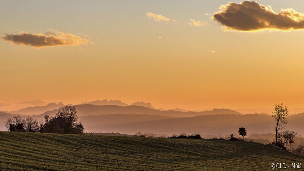 Posta de sol. Era a la tarda, el sol anava de baixa i deixava un cel clar amb diferents tonalitats de llum