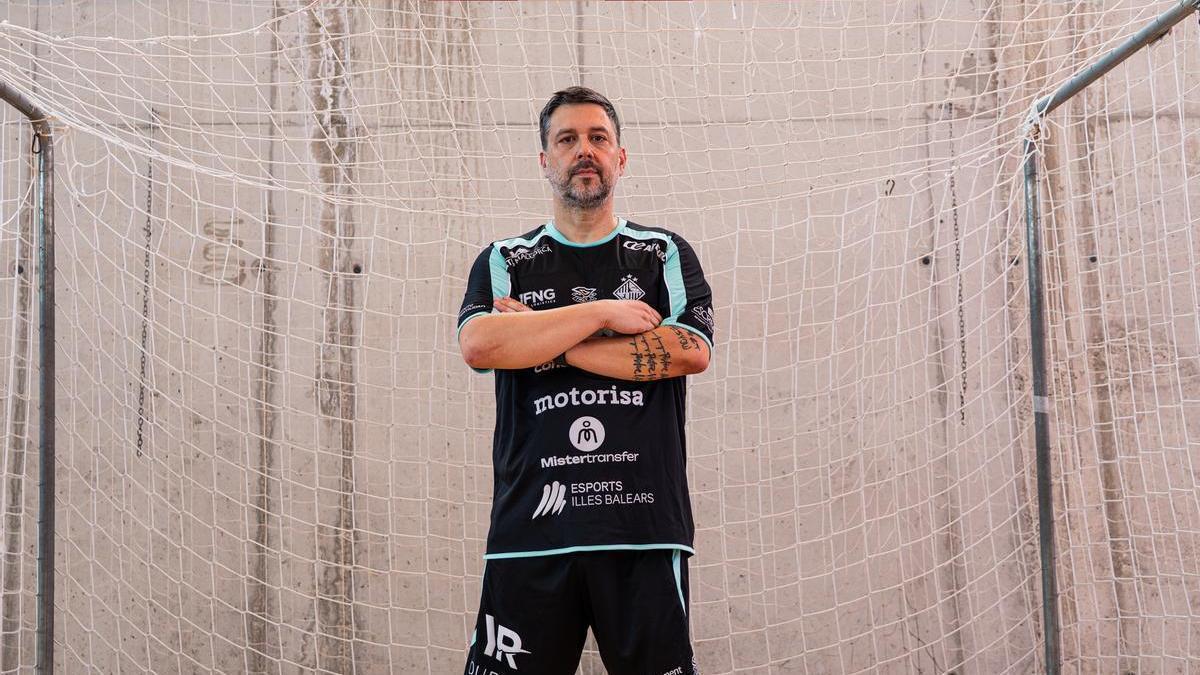 Nuno Silva posa en el Pabellón Toni Pizà