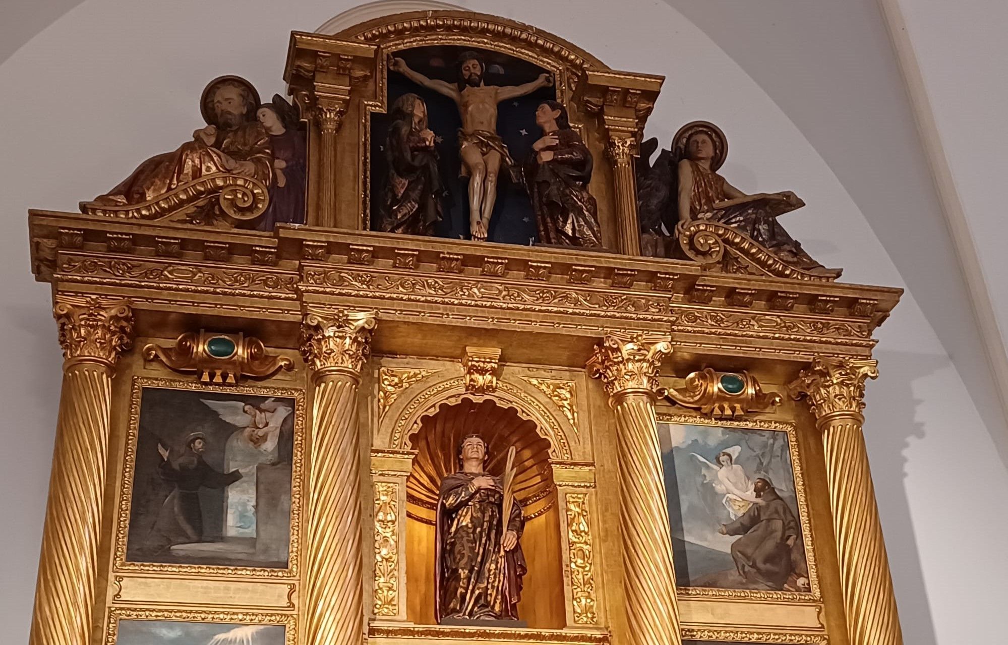 Así es, en detalle, el retablo que los Franco donaron a la iglesia de San Cucao