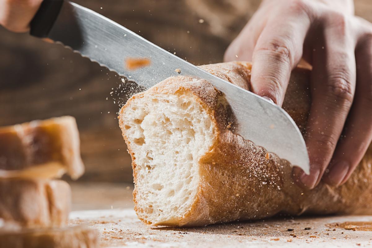 Haciendo rebanadas de pan.