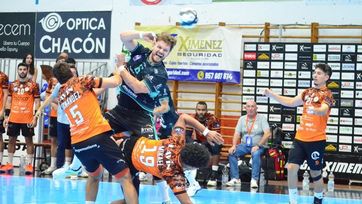 El Cajasol Ángel Ximénez se queda en la orilla ante el Torrelavega