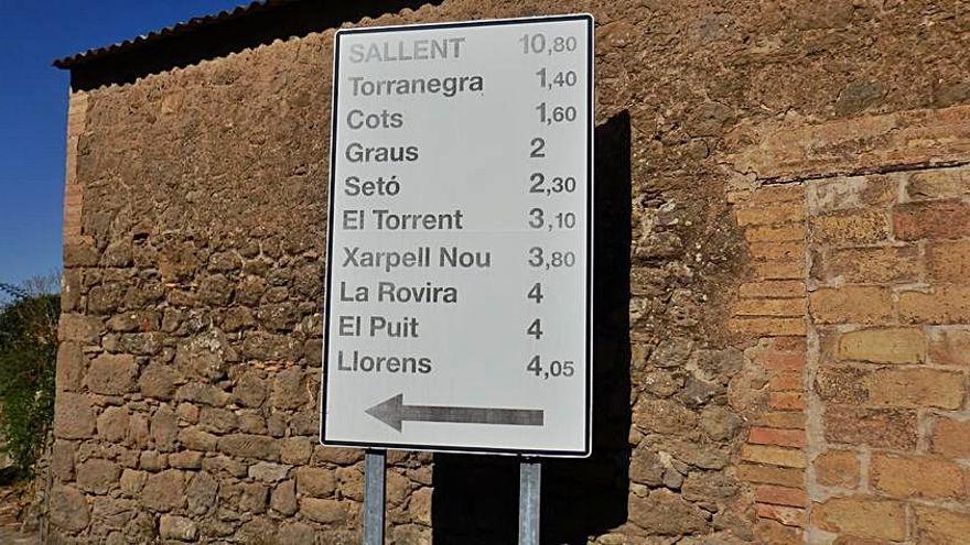 Pinell de Solsonès renova tota la senyalització direccional del municipi