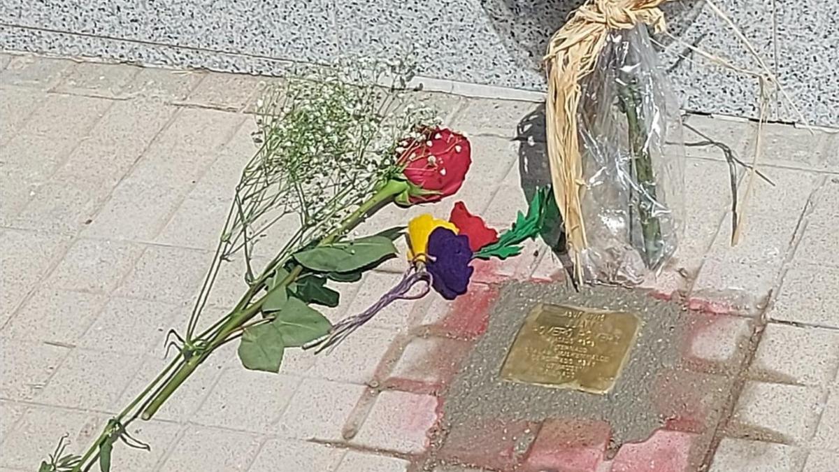 La piedra de la memoria en homenaje a Juan Romero, antes de ser arrancada.