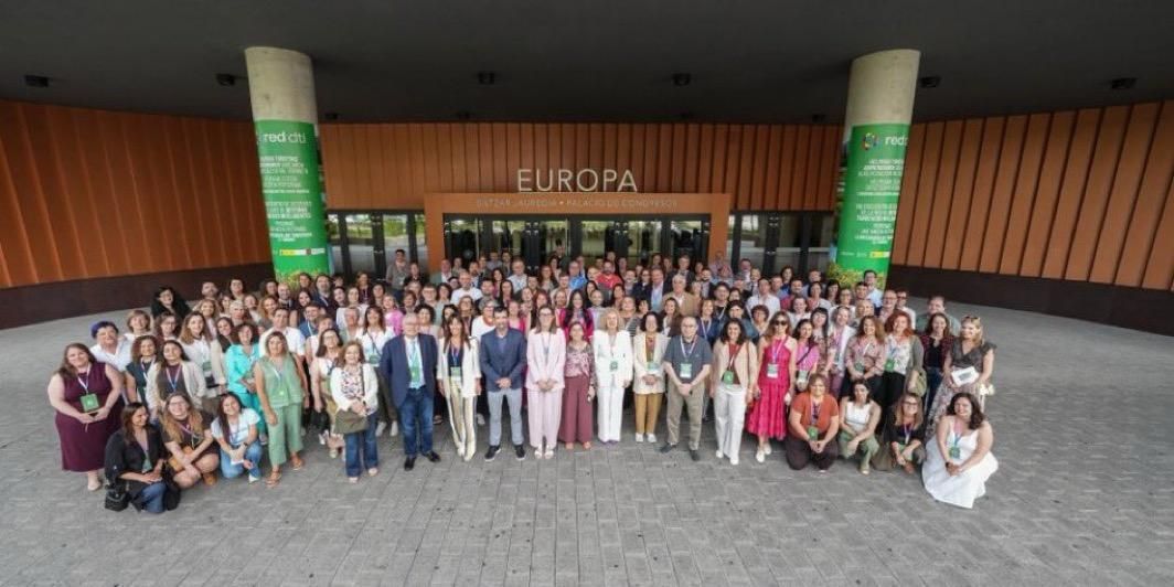Participantes en el encuentro nacional posan en una foto de familia.