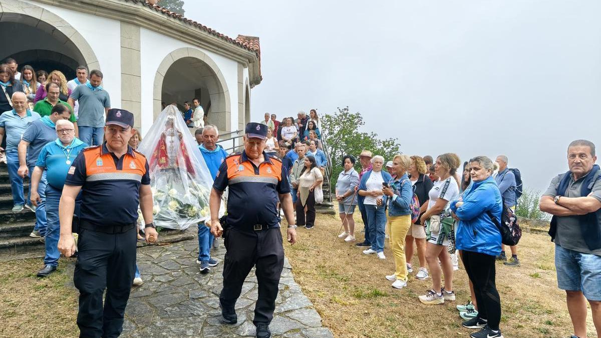 La fe es multitud en Salas, los devotos bajan a Nuestra Señora del Viso desde la ermita a la Colegiata para iniciar la novena