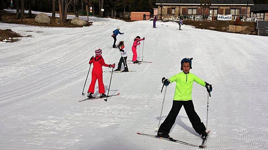 Un grup d&#039;escolars esquiant a la Cerdanya.