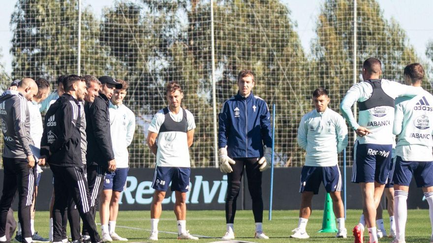 Coudet charla con sus futbolitas durante un reciente entrenamiento en la ciudad deportiva. // RCCV