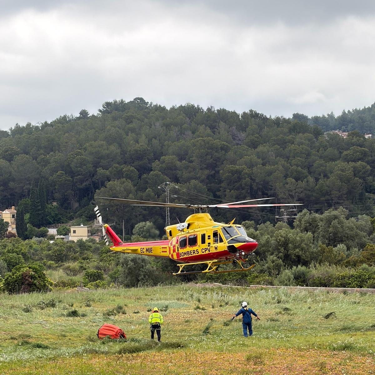El helicóptero de los bomberos ha participado en el simulacro.