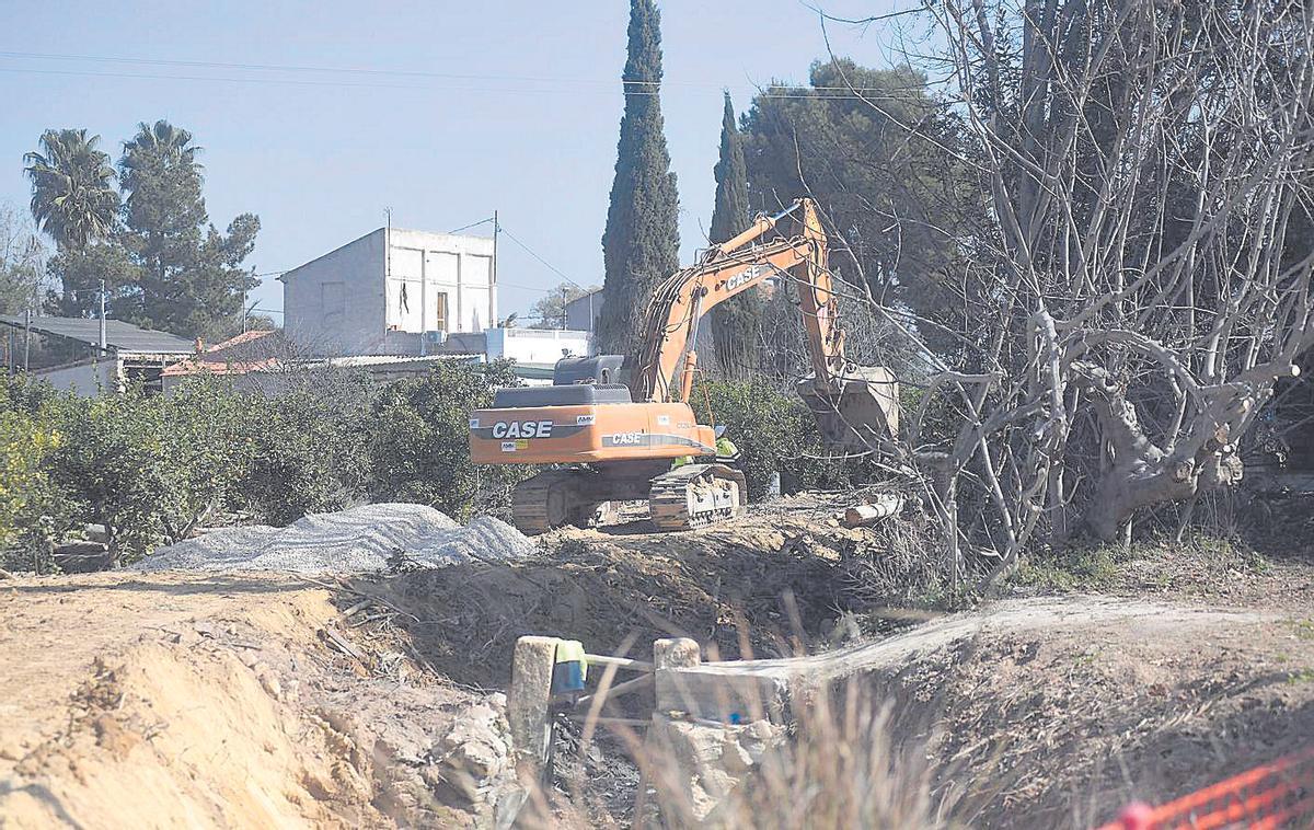 El Ayuntamiento paralizó las obras de la acequia Benetúcer en marzo pasado.