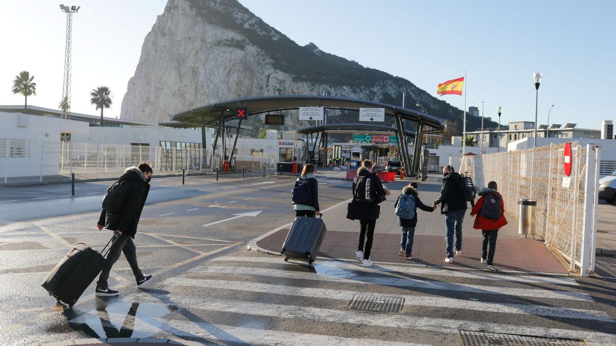 Una familia británica se dirige hacia Gibraltar desde La Línea de la Concepción, el 1 de enero del 2021