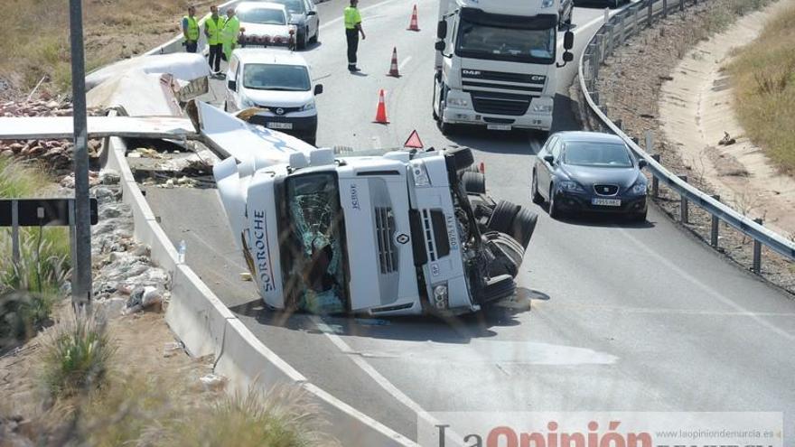 Un accidente llena de jamones la autovía A-7