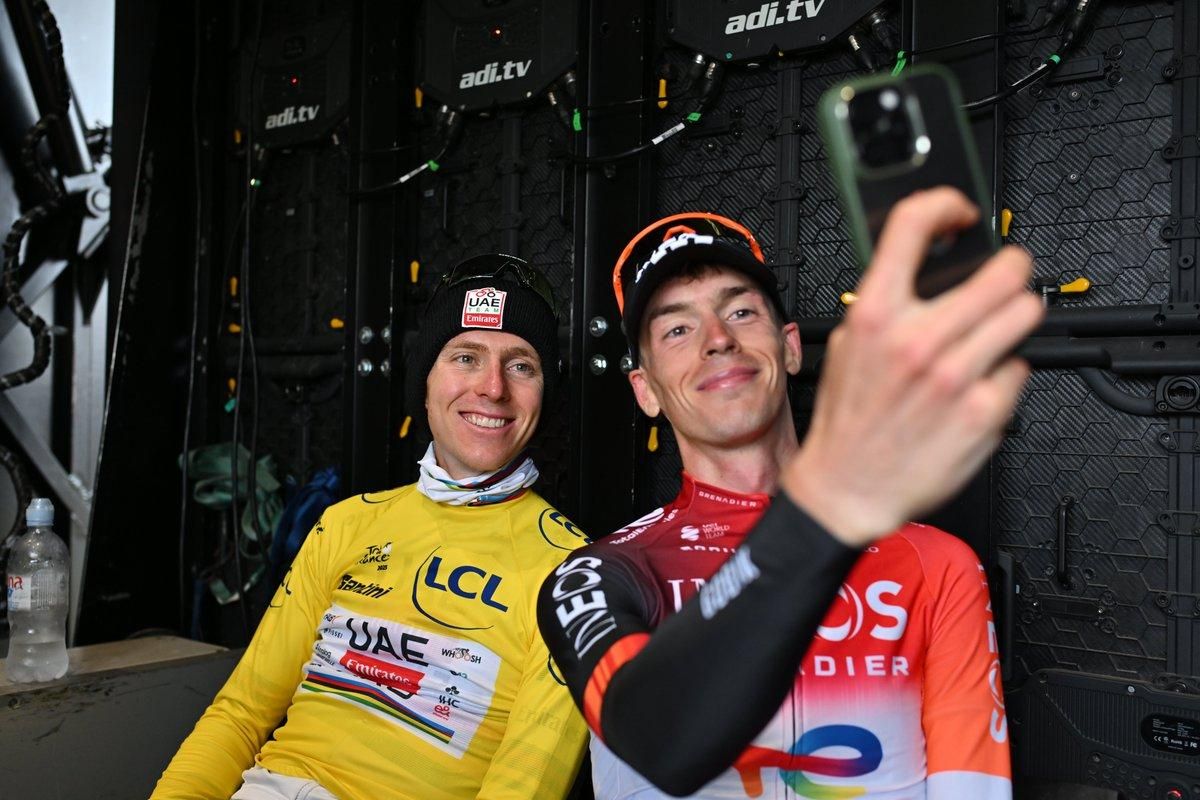 Pogacar y Arensman bromean en el podio del Tour.