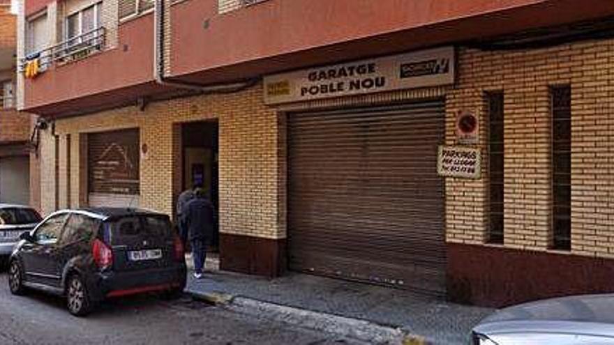 Entrada del taller afectat, Garatges Poble Nou, al carrer de Mossèn Serapi Farré de Manresa