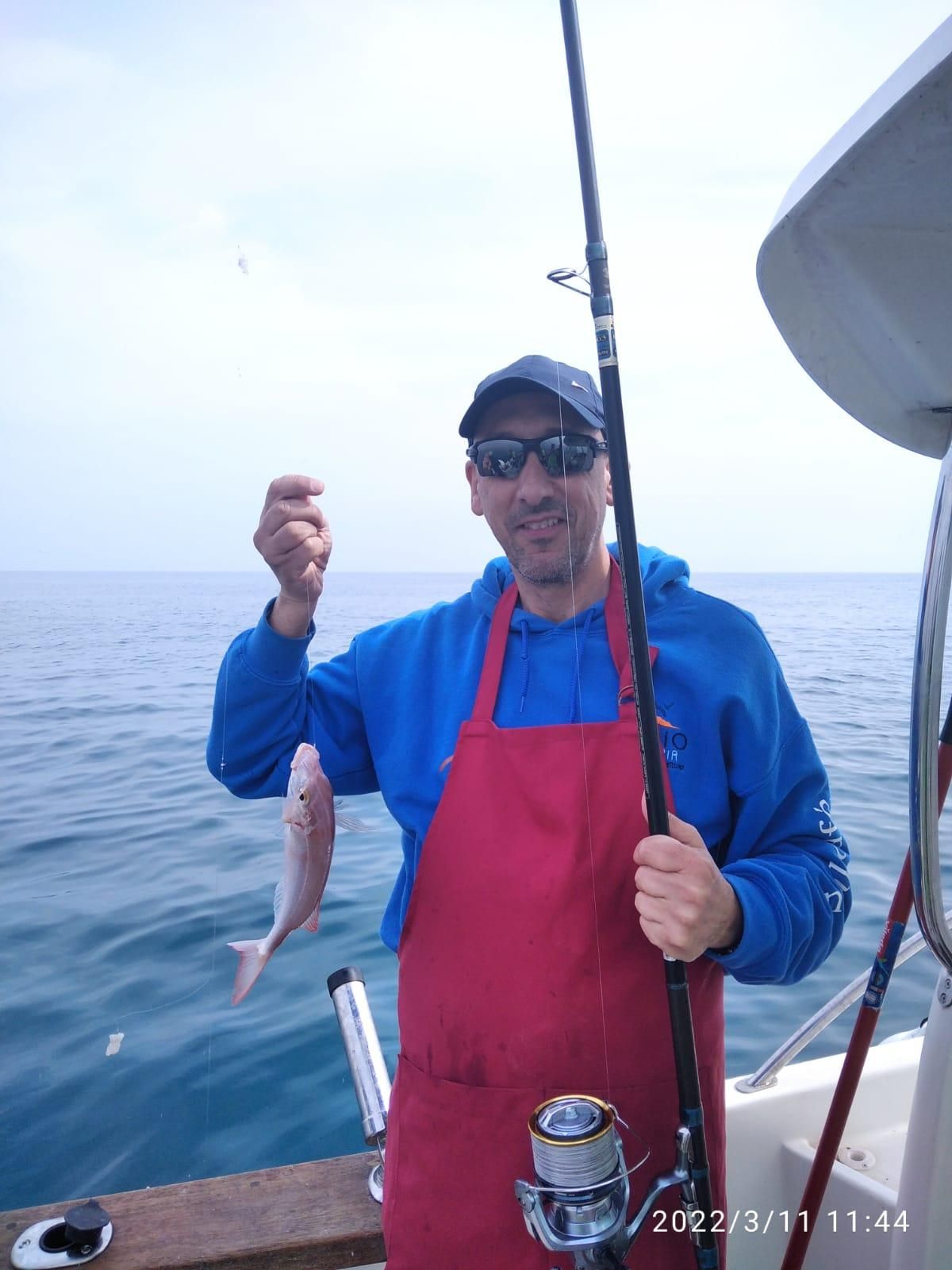 Rodrigo Villabrille pescando desde embarcación.