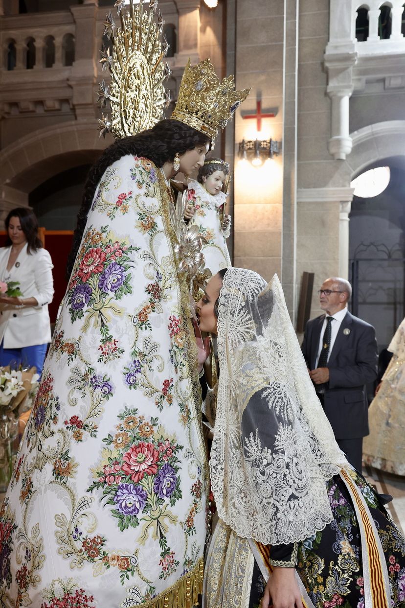 Así ha sido el Besamanos de las falleras mayores y cortes de honor 2025