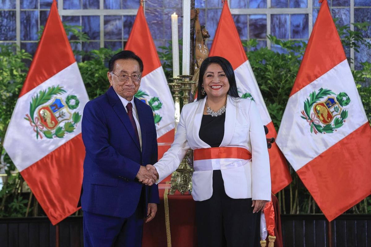El presidente de Perú, José María Balcázar, junto a la nueva presidenta del Consejo de Ministros, Denisse Miralles, en la jura de su cargo.