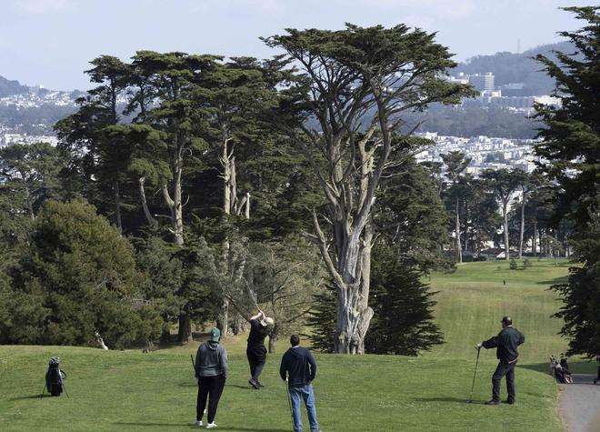 Los golfistas se reúnen en el campo de golf de Lincoln Park en San Francisco, California, EE.UU:. La instalación sigue abierta a pesar de la aplicación en California de una orden legal de refugio que ordena a los residentes a permanecer en casa.