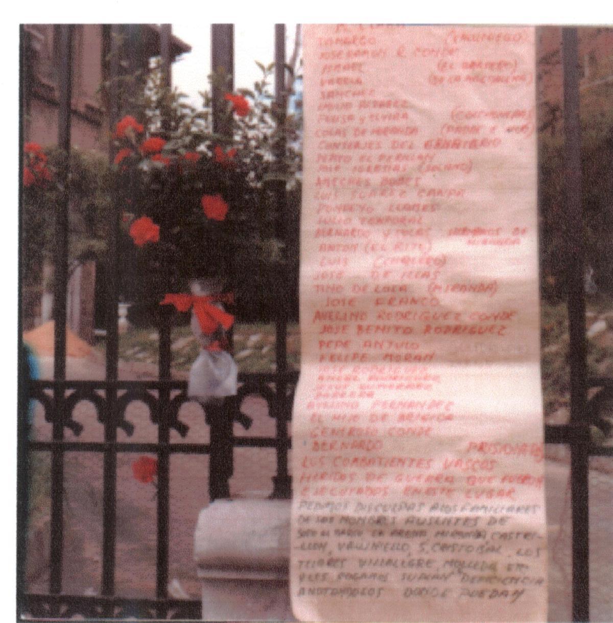 Listado de nombres colocado por la CNT a la puerta de la Quinta Pedregal en 1978.