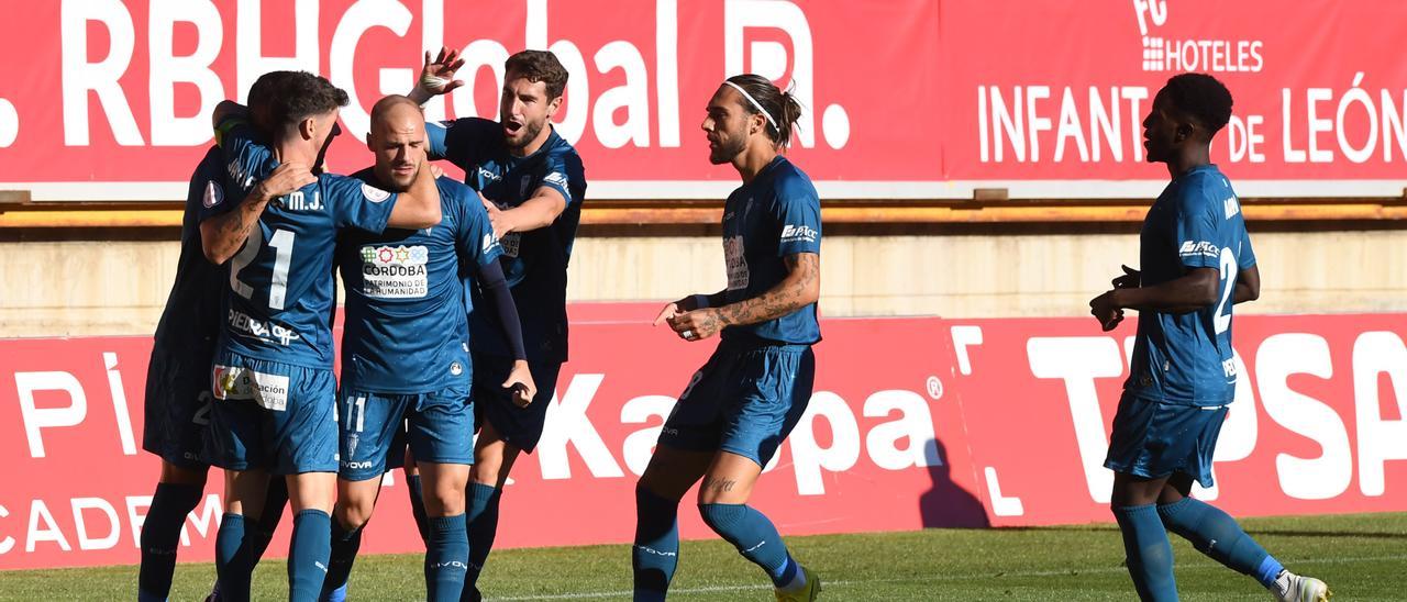 Los jugadores del Córdoba CF celebran el primer gol en León, obra de Sergio Benito, el domingo ante la Cultural.