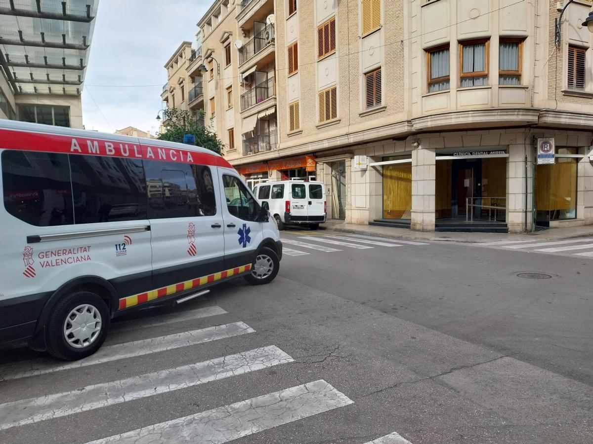 Un ambulancia pasa junto a la clínica que trató a las dos niñas.