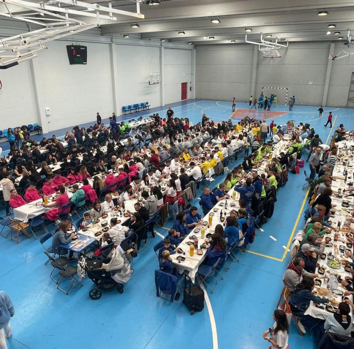 Cerca de 400 personas participaron en la comida.  |   