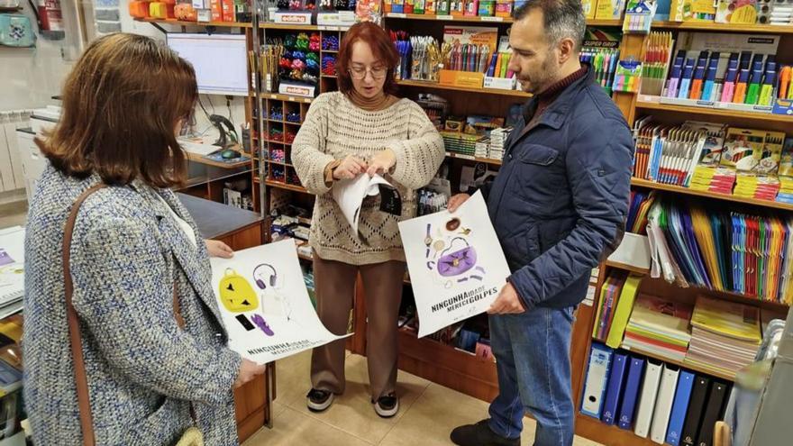 Reparto de la campaña publicitaria en comercios.