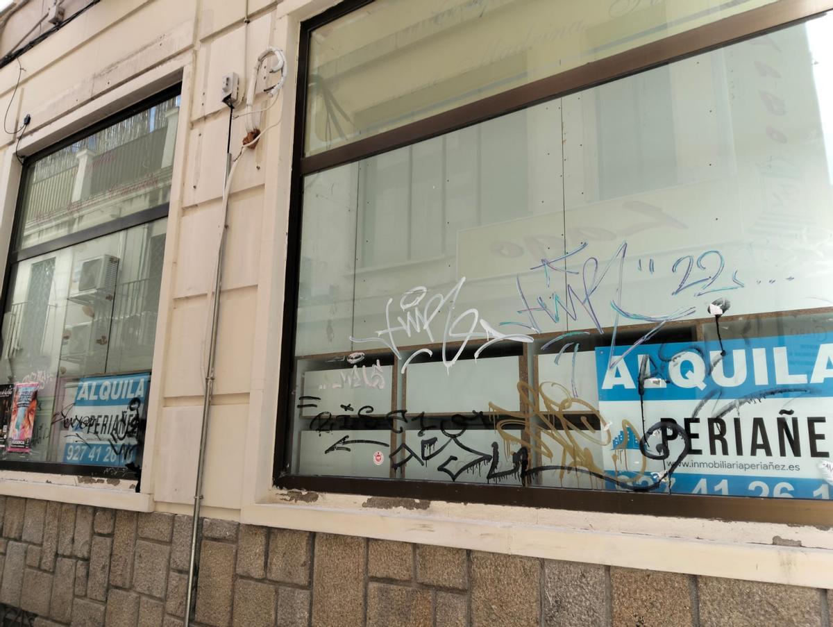 Fotogalería | La calle de Plasencia con más establecimientos cerrados por metro cuadrado