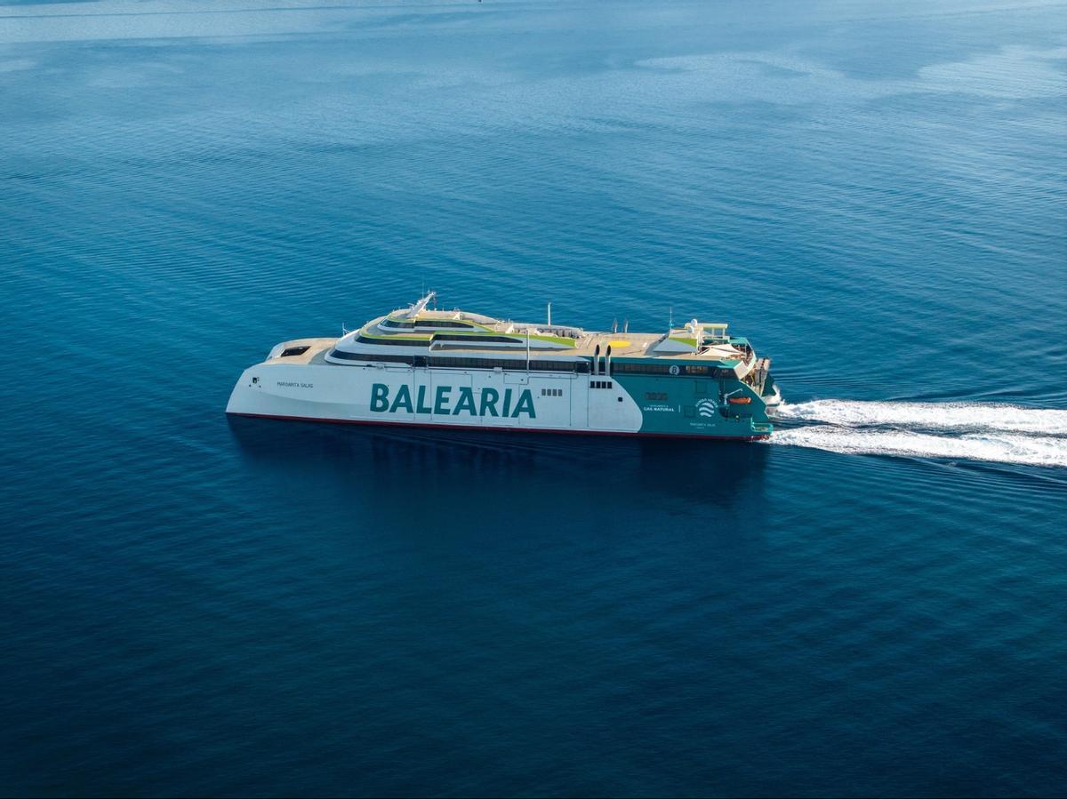 Viajarás en el fast ferry Margarita Salas, uno de los buques más modernos y sostenibles del Mediterráneo.