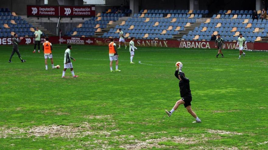 El PSOE urge la renovación del césped de Pasarón