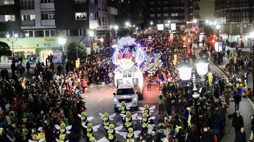 Explosión de colores y alegrías en &quot;el mejor desfile de Antroxu de los últimos años&quot; en Gijón