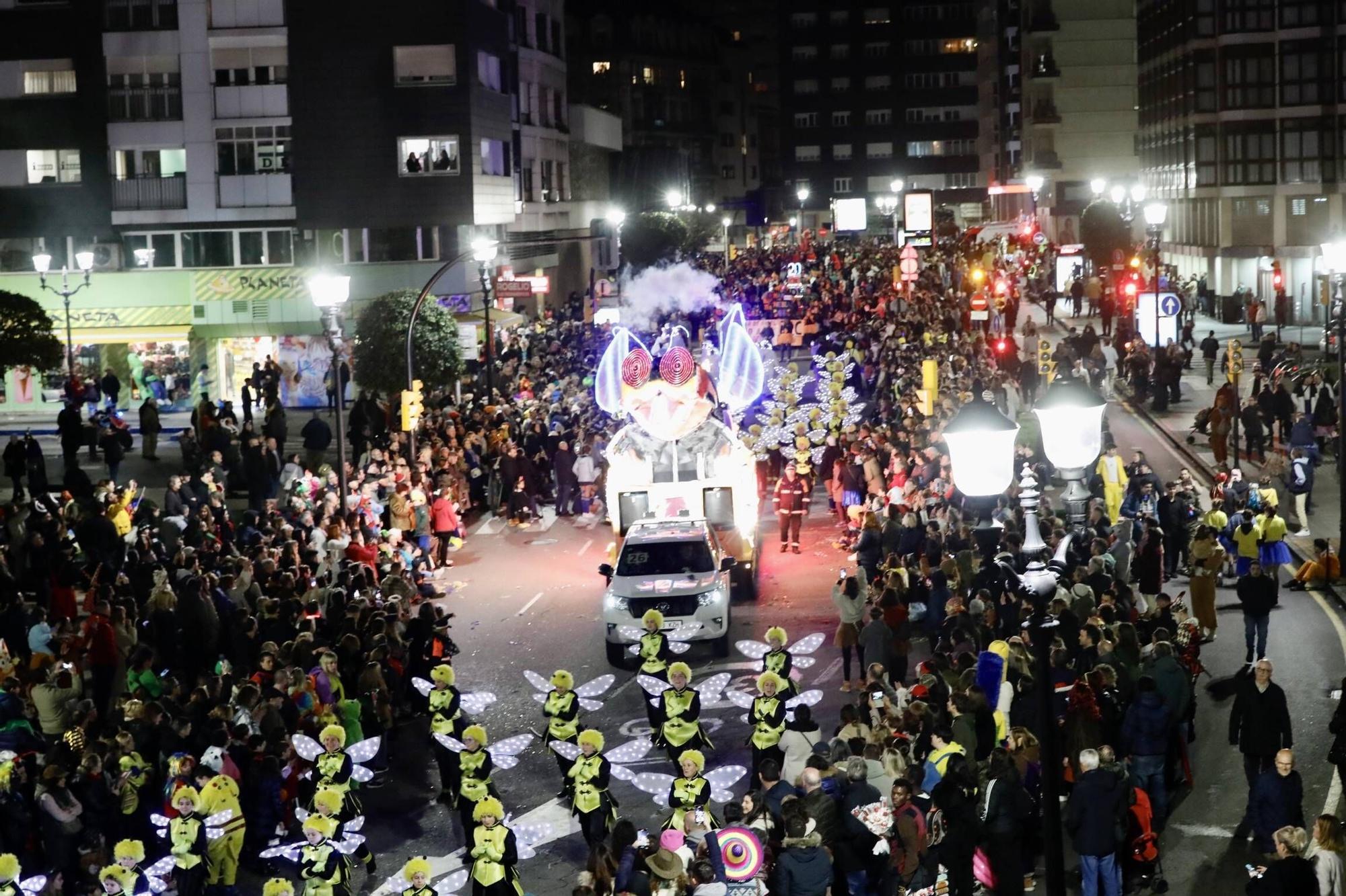 Así fue el multitudinario desfile del Antroxu de Gijón (en imágenes)