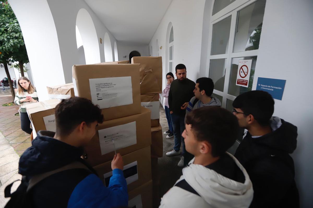 Actividad en la Casa de la Juventud contra los bulos xenófobos.